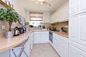 SW4 - Crescent Court- click for photo gallery